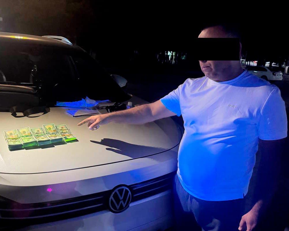 Двое сотрудников Агентства миграции незаконно получили $700 тыс. за отправку людей в Корею — СГБ