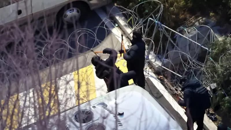 Жанубий Кореяда ҳокимиятдан четлатилган президент ҳибсга олинди