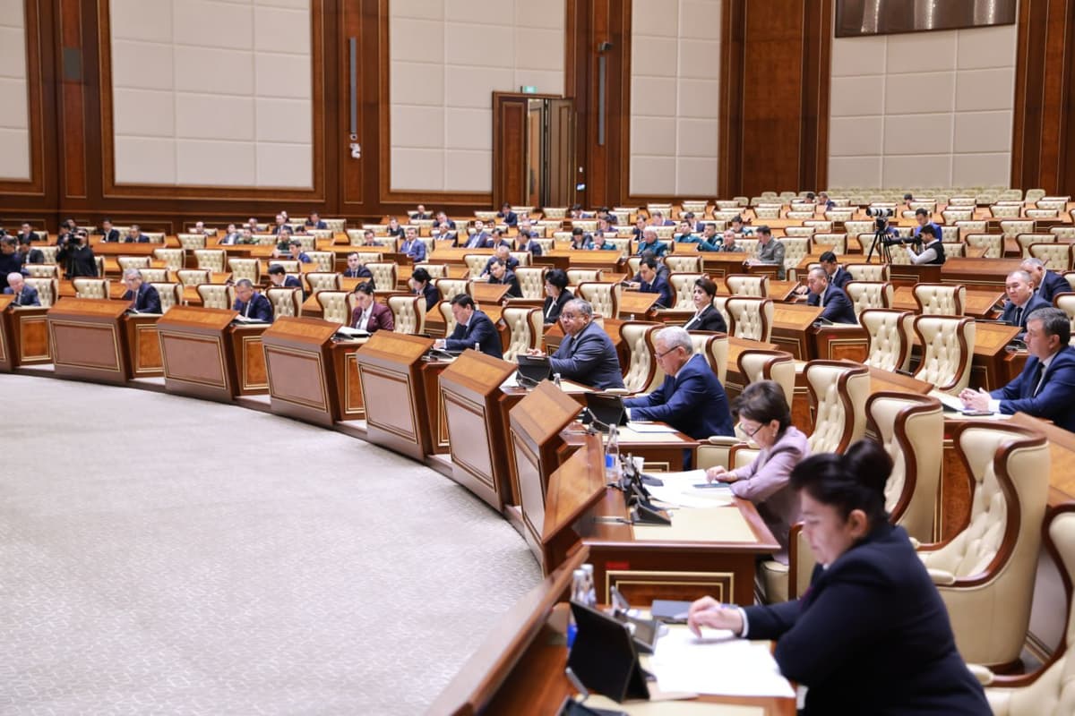 Сенат Узбекистана одобрил введение сбора за утилизацию строительного стекла