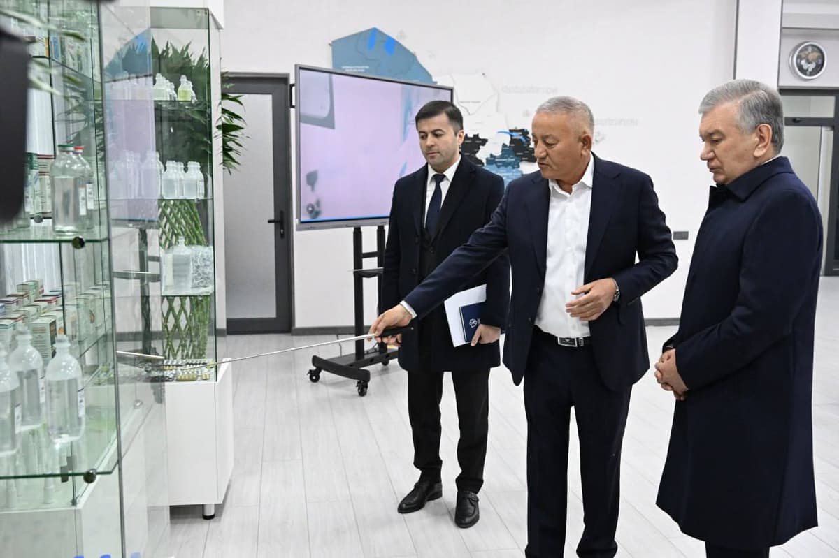 Мирзиёев посетил фармацевтическое предприятие в Сырдарьинской области