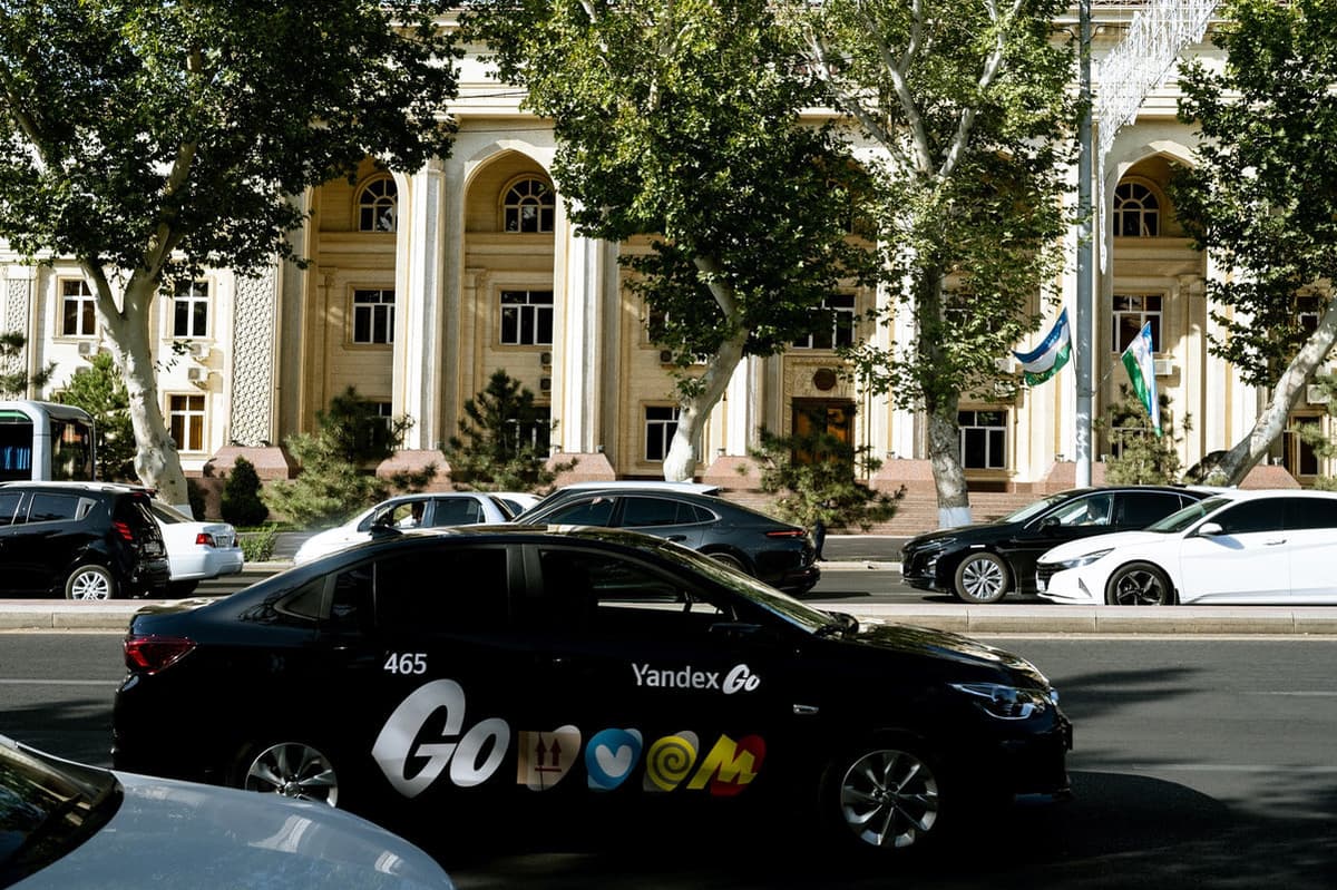 Ijtimoiy taksi yana 11 shaharda: endi nogironligi bo‘lgan bolalar maktabga bepul va xavfsiz yetib olishlari mumkin