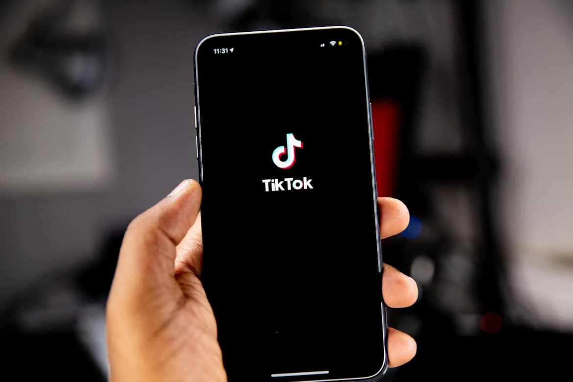 TikTok foydalanuvchilarda qaramlik keltirib chiqaradi - Yevrokomissiya