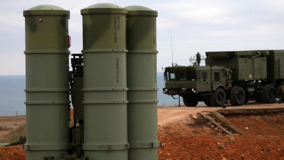 Ҳиндистон ва Россия С-400 ЗРК ва бошқа қуролларни етказиб беришни муҳокама қилди