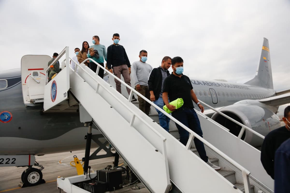 Kolumbiya AQShdan deportatsiya qilingan migrantlarni o‘z samolyotlarida va kishansiz qaytardi