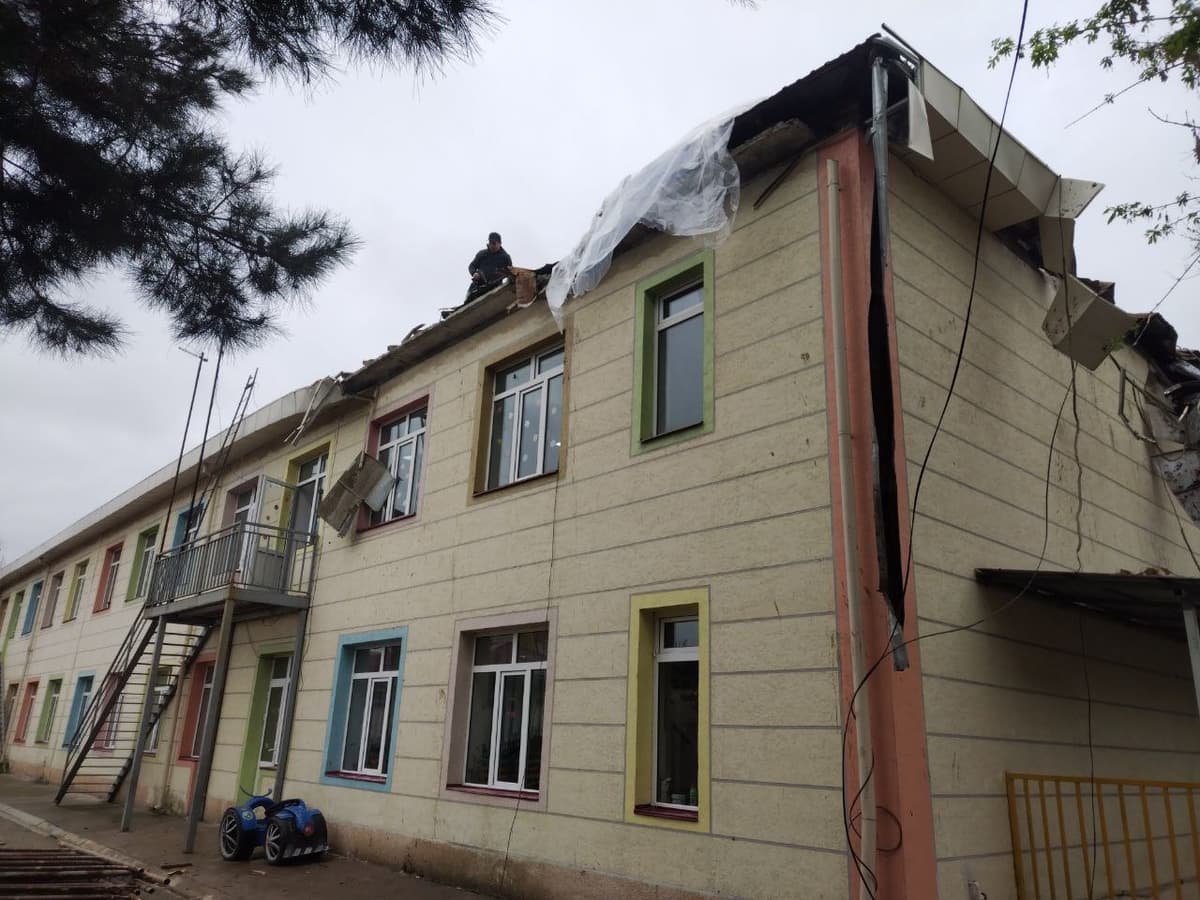 В Янгиюле из-за непогоды строительный кран повредил детский сад  