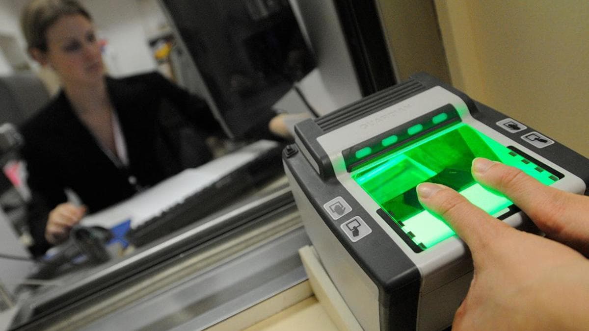 Moskva aeroportlarida biometriya topshirgan migrantlarning 10 foizi Rossiyaga kiritilmadi