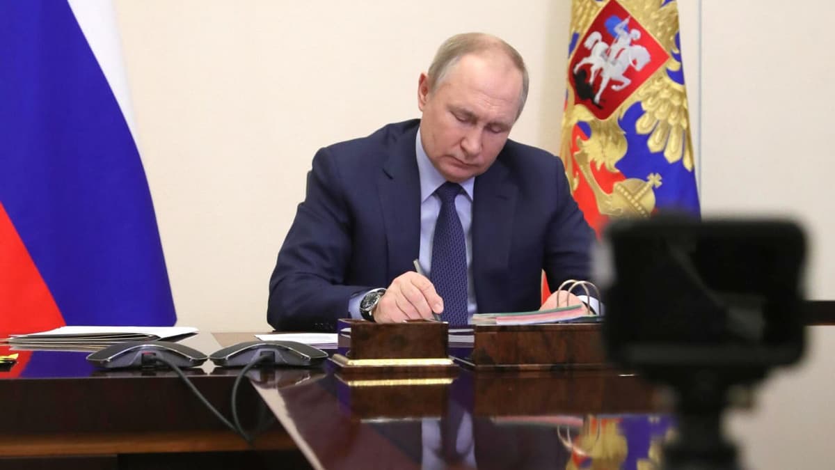 Путин подписал закон о блокировке связи по требованию ФСБ