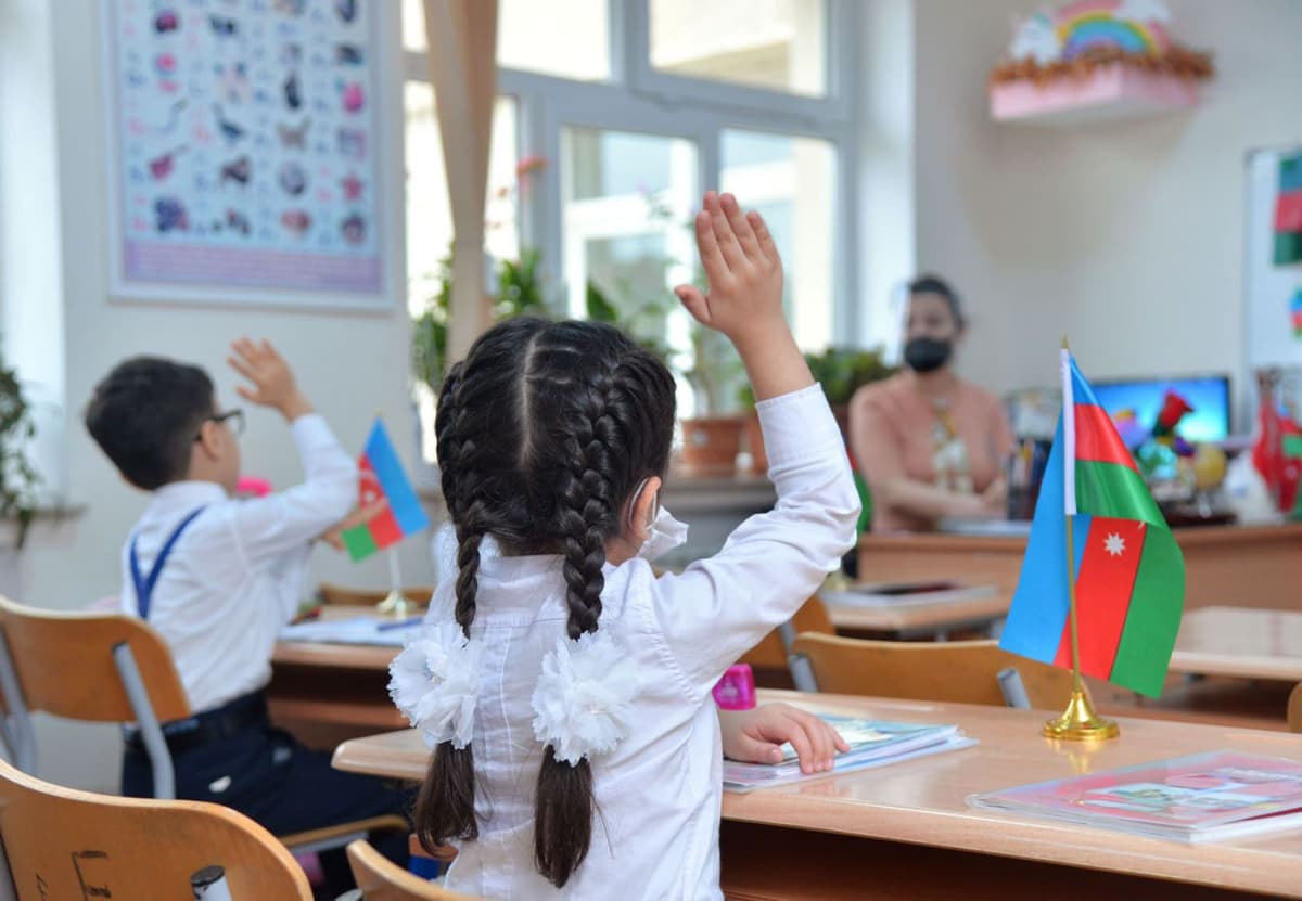 Ozarboyjonda rus tilidagi maktablar yopilishi mumkinligi haqida xabar tarqaldi