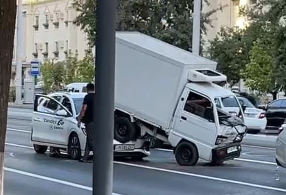 Nukus ko‘chasida 4 ta avtomashina ishtirokida YTH yuz berdi