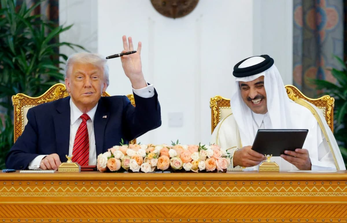 Трамп Қатарда нима қилди: миллиардлик битимлар, ҳашамат ва АҚШ президенти оиласининг шахсий манфаатлари