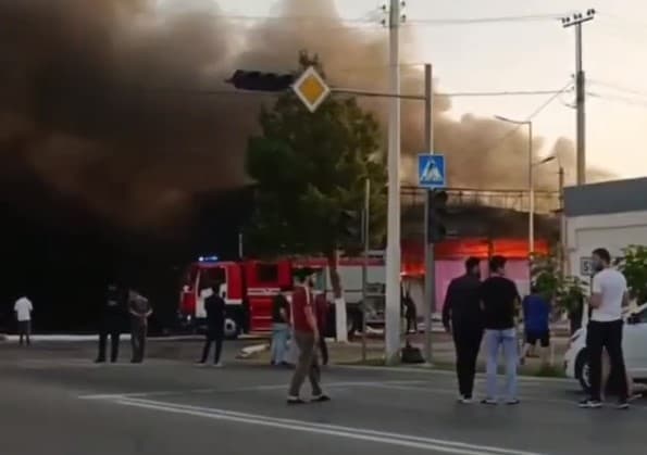 В Навои произошёл пожар в торговом комплексе