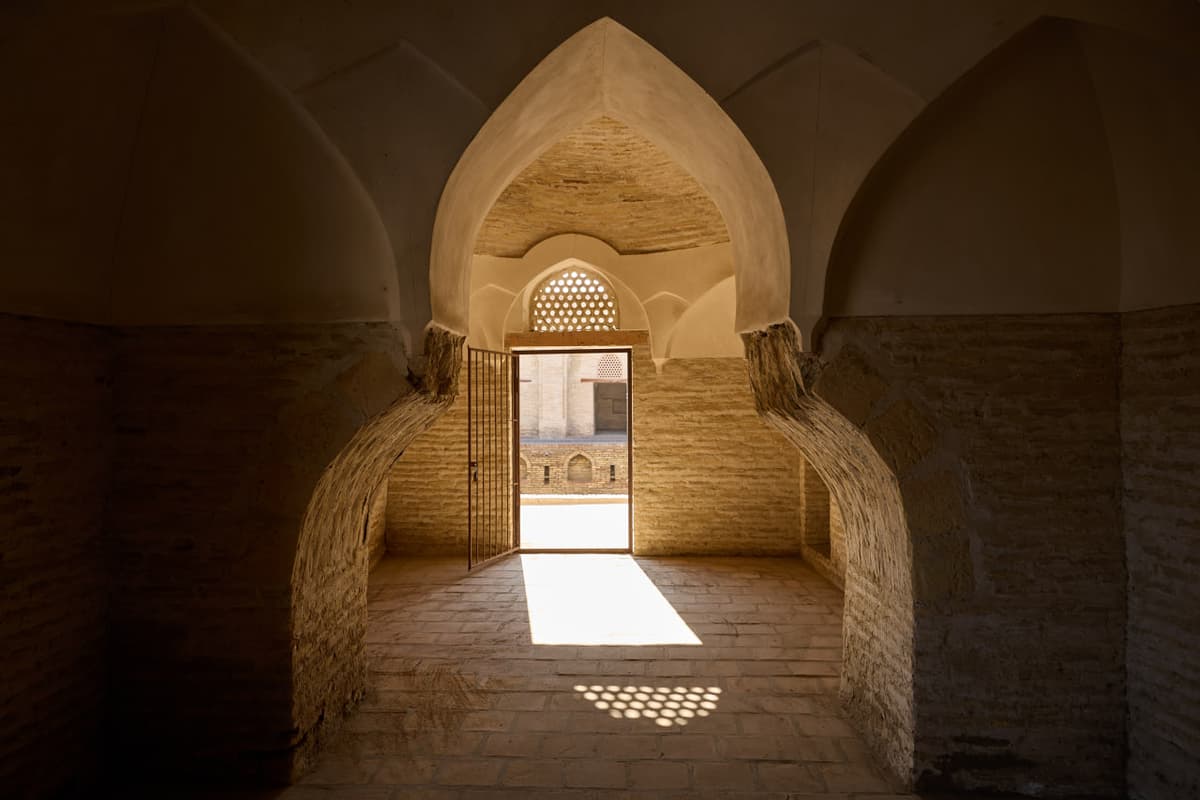 Buxoro biyennalesida amerikalik rassom shirinliklardan pavilion qurdi