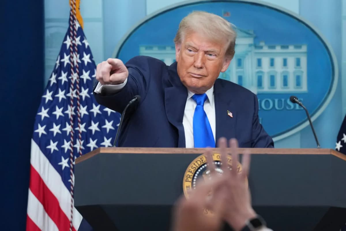 Трамп Эрон олий раҳбарини «шармандали ўлимдан» қутқарганини айтди
