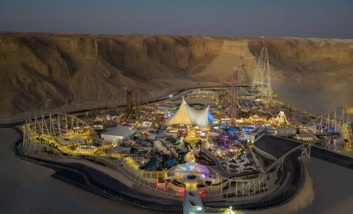 Cho‘l bag‘ridagi megaloyiha: Saudiyada Six Flags rasman ochildi
