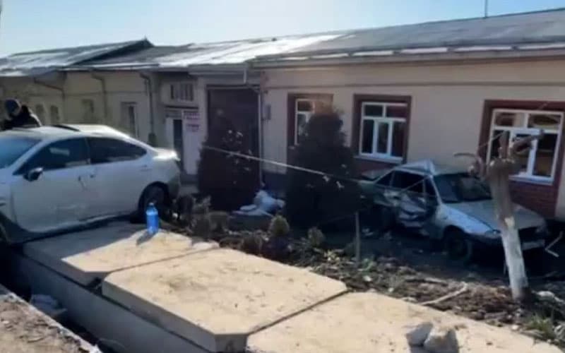 Toshkentda Lexus yo‘l chetida turgan mashina va fuqaroni urib yubordi
