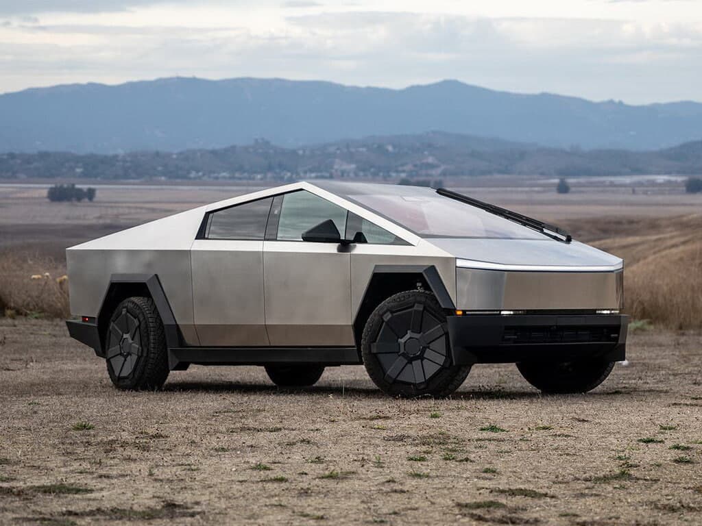 Tesla Cybertruck yetkazib berishni vaqtincha to‘xtatdi - mashinaning kuzov qismlari uzilib tushmoqda