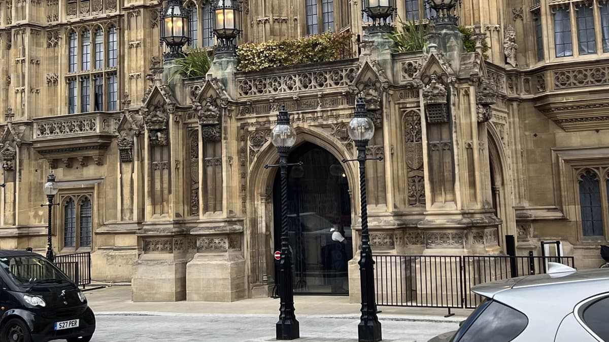 Britaniyada Lordlar palatasining salkam 10 mln funtlik eshigi bo‘yicha tekshiruv o‘tkaziladi