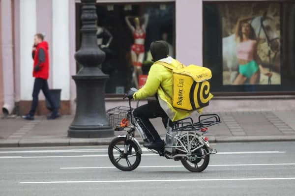 В Москве от работы отстранили 15 тысяч курьеров на электровелосипедах 