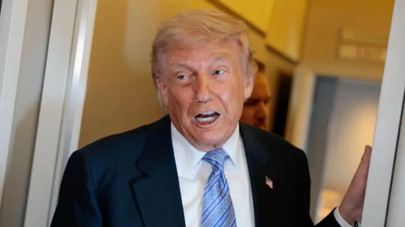 Трамп «араб давлатлари илтимоси билан» Эронга янги ҳужумни ортга сурганини айтди