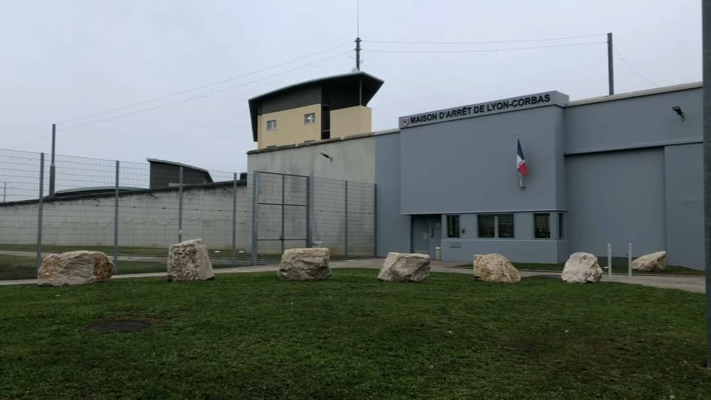 Францияда маҳбус сумка ичига яшириниб, қамоқхонадан қочиб кетди