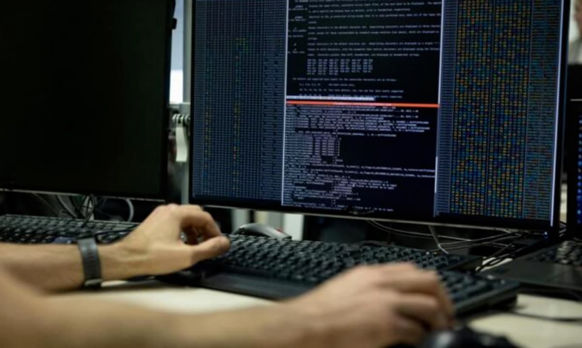 Франция Россия ҳарбий разведкасини мунтазам равишда киберҳужумлар уюштириб келганликда айблади