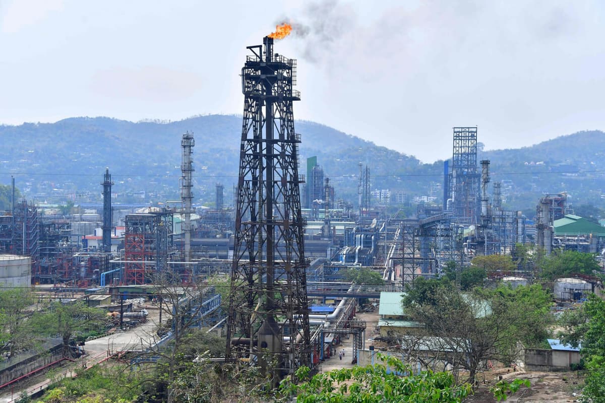 Bloomberg: YeI sanksiyalari Hindistondagi "Rosneft" zavodiga zarba berdi