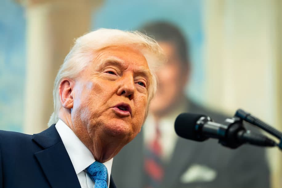 Трамп Хитой товарларига бож тўловларини пасайтиришини эълон қилди