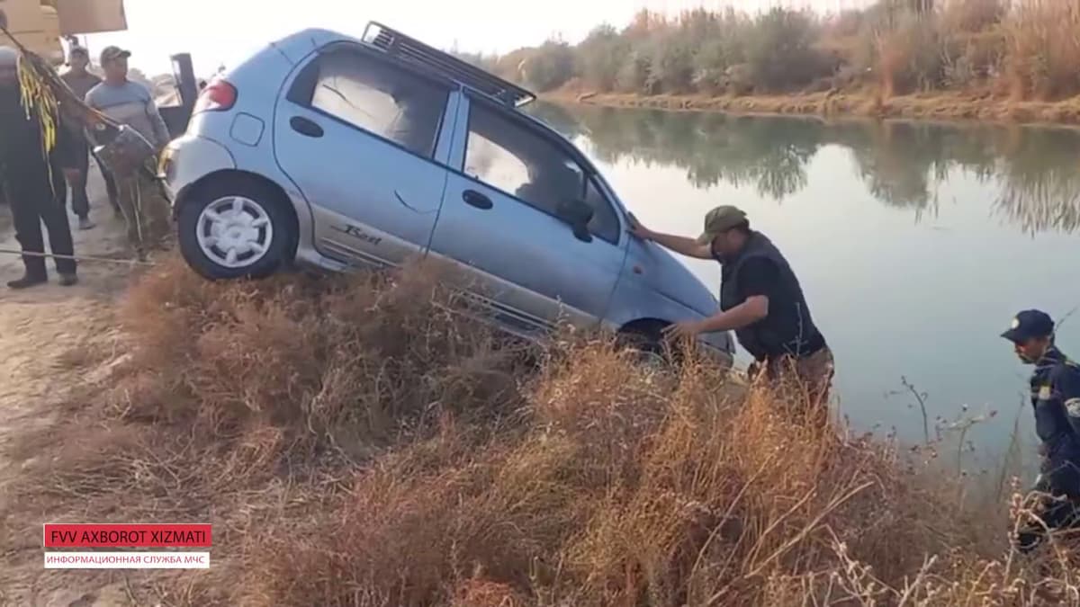 Jizzaxda masofadan o‘t oldirilgan avtomobil kanalga tushib ketdi