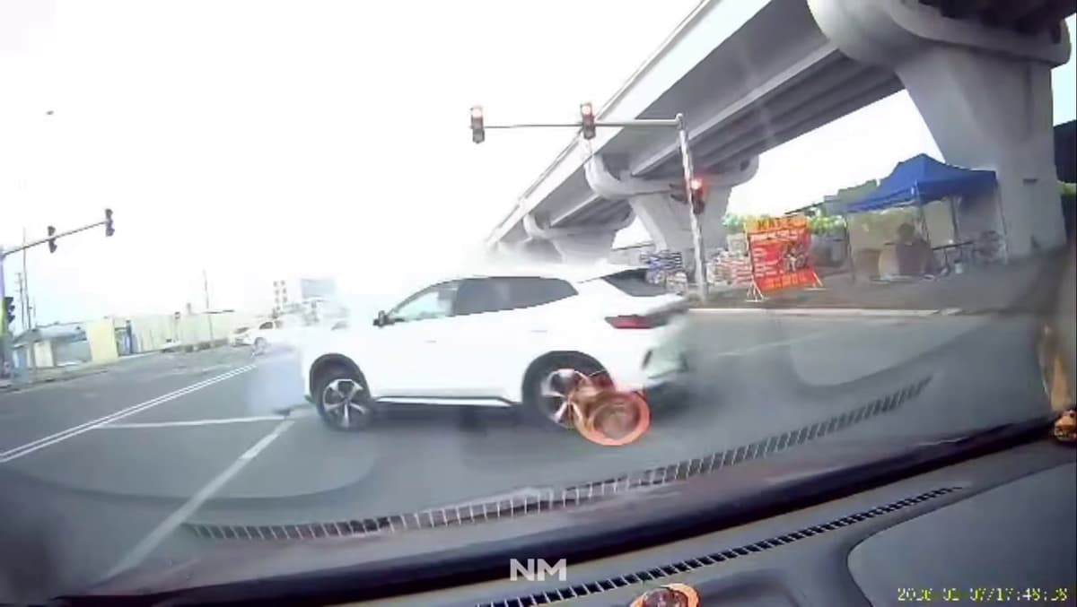 Sergelida BYD haydovchisi qizil chiroqda o‘tib, 2 ta avtomobil bilan to‘qnashdi