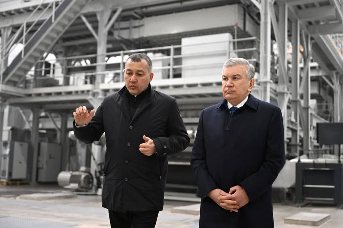 Shavkat Mirziyoyev bioaksal polipropilen plyonka ishlab chiqaradigan yagona korxona faoliyati bilan tanishdi