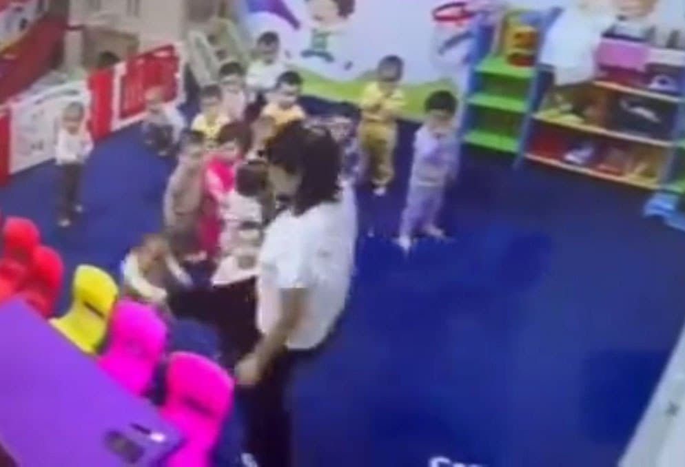 Nukusda bog‘cha tarbiyachisi va yordamchisi bolalarni tepib, ularni shippak bilan kaltakladi