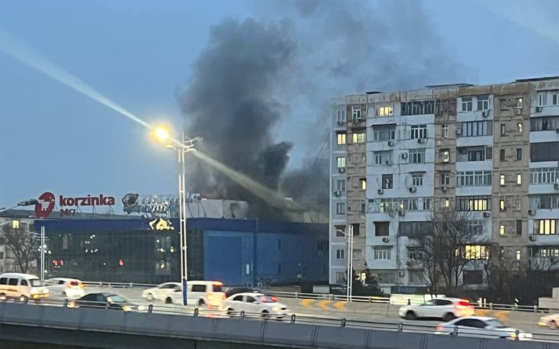 Тошкентда савдо мажмуаси томида тутун: эвакуация амалга оширилди