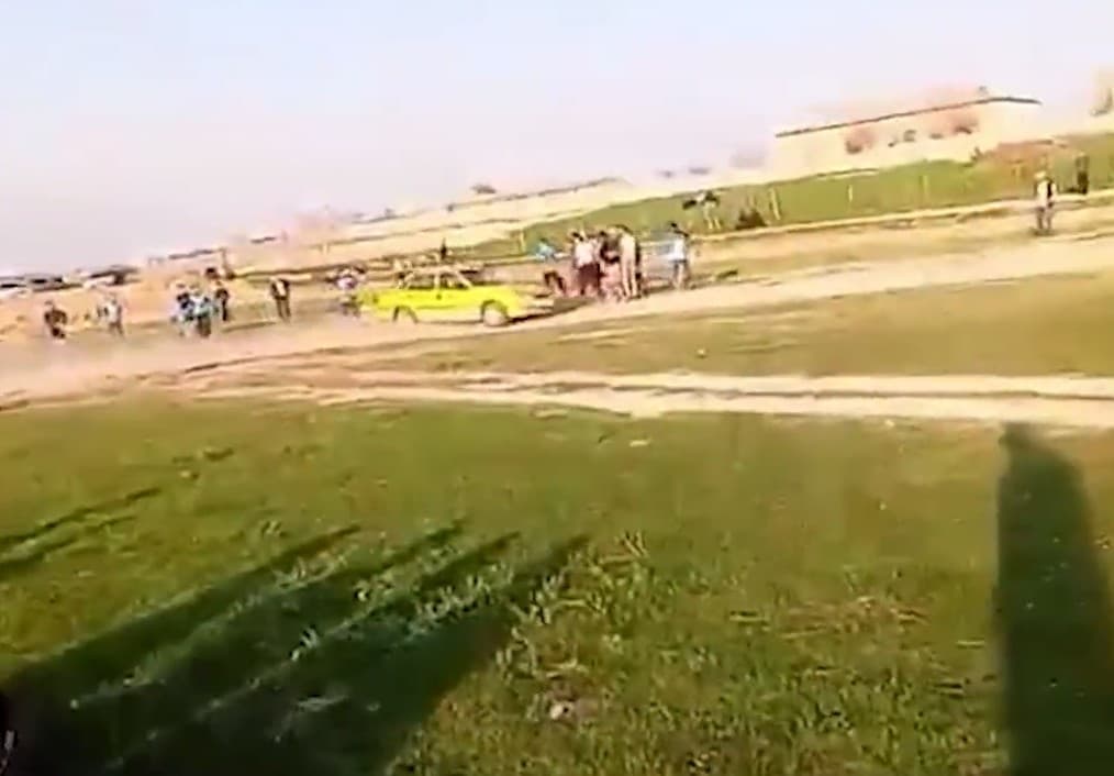 Samarqandda erkak mashinasini stadionda odamlar ustiga haydadi