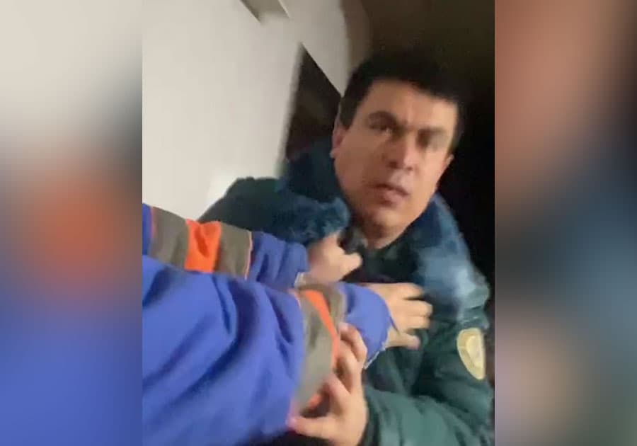 В Шавате инспектор профилактика был задержан в доме женщины, супруг которой находится в России