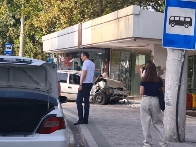 Sergelida Nexia avtobus bekatiga borib urildi