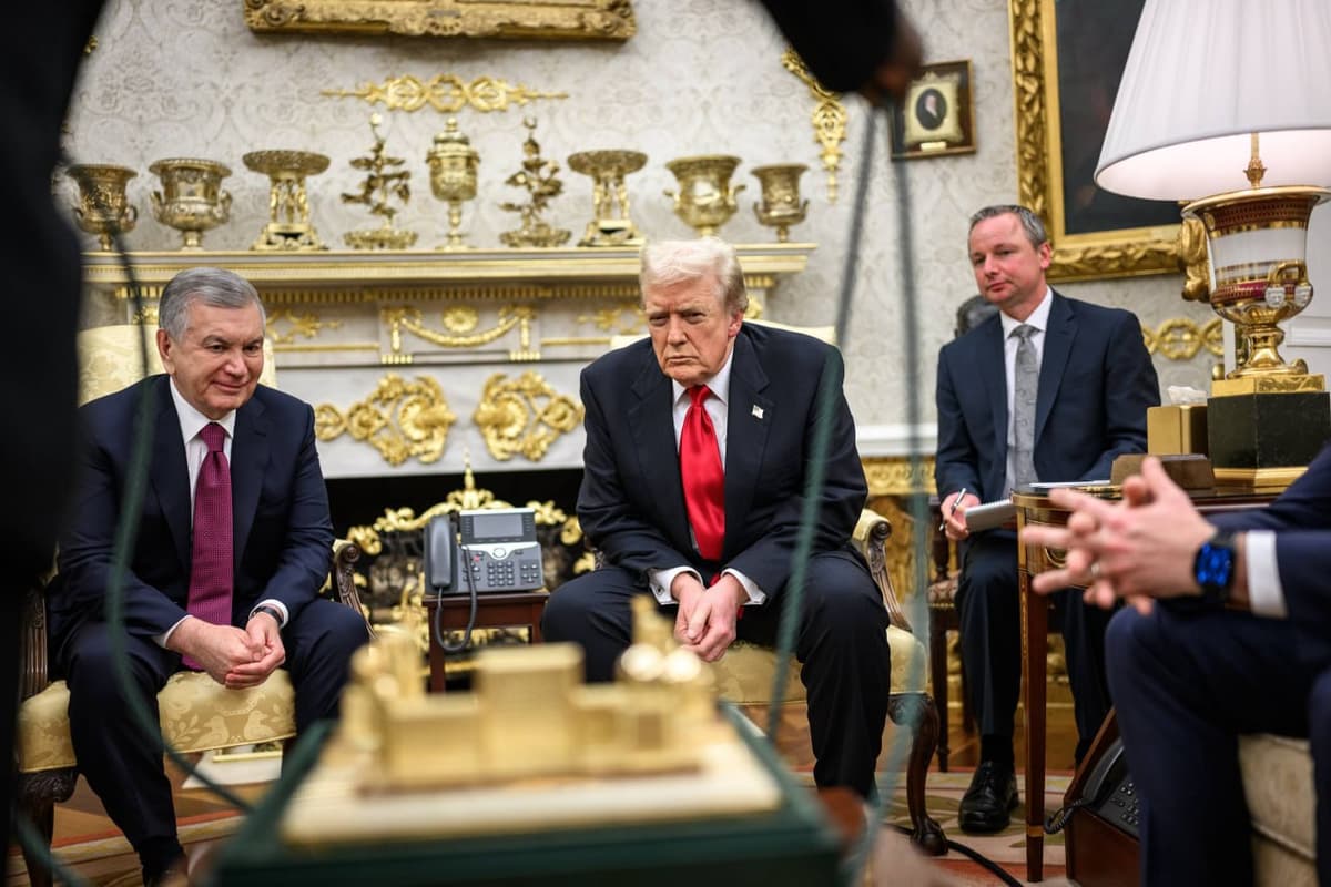 Шавкат Мирзиёев пригласил Дональда Трампа в Самарканд и подарил сувенир с Регистаном — фото