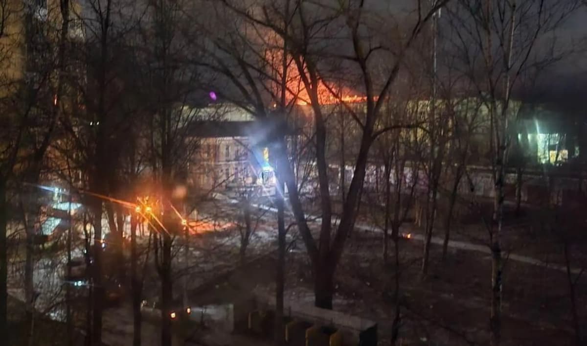 Smolenskka dronlar hujumi: ko‘p qavatli uy va aviazavod yonmoqda