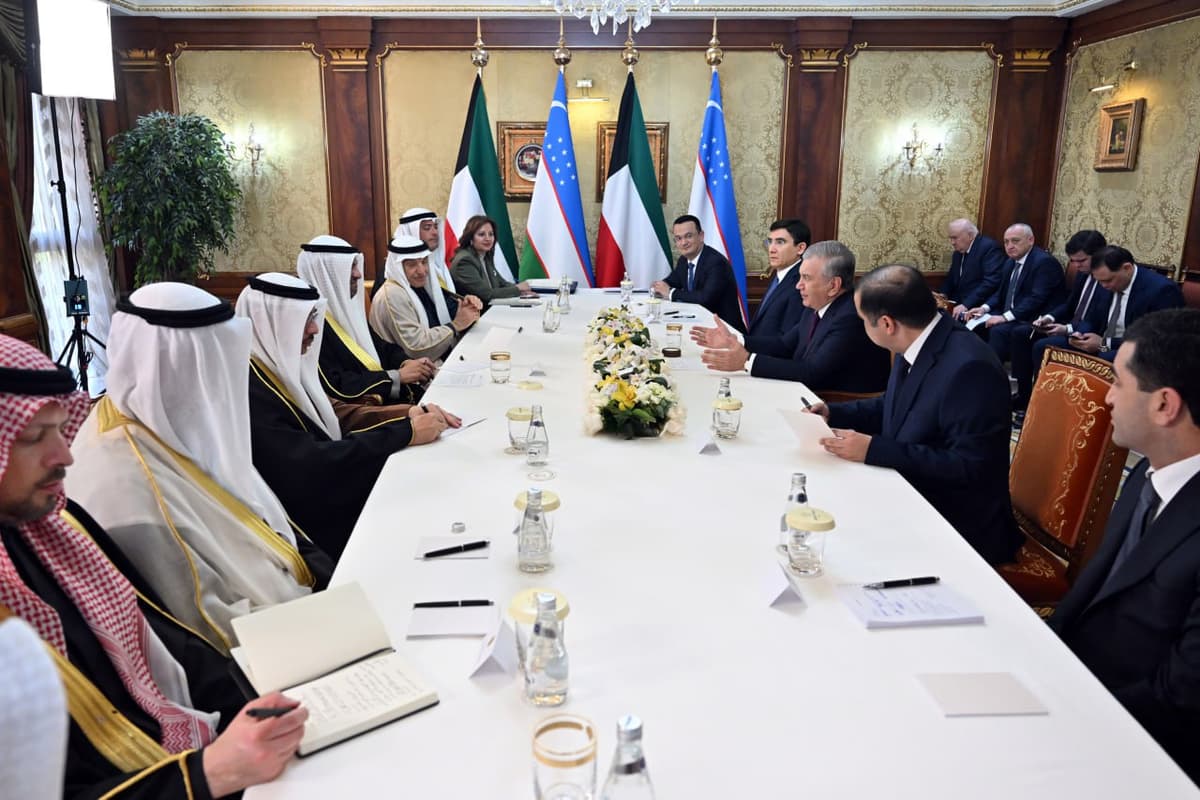 President Mirziyoyev discusses direct air travel with Kuwait’s foreign minister