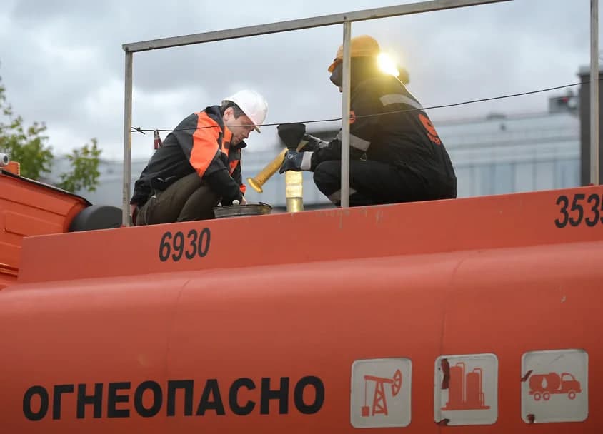 Rossiya Xitoydan benzin sotib olishni boshlashga majbur bo‘lmoqda