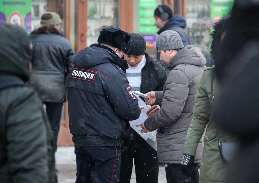 Rossiyada ish beruvchilarga noqonuniy migrantlar bilan mehnat shartnomasi tuzish taqiqlandi