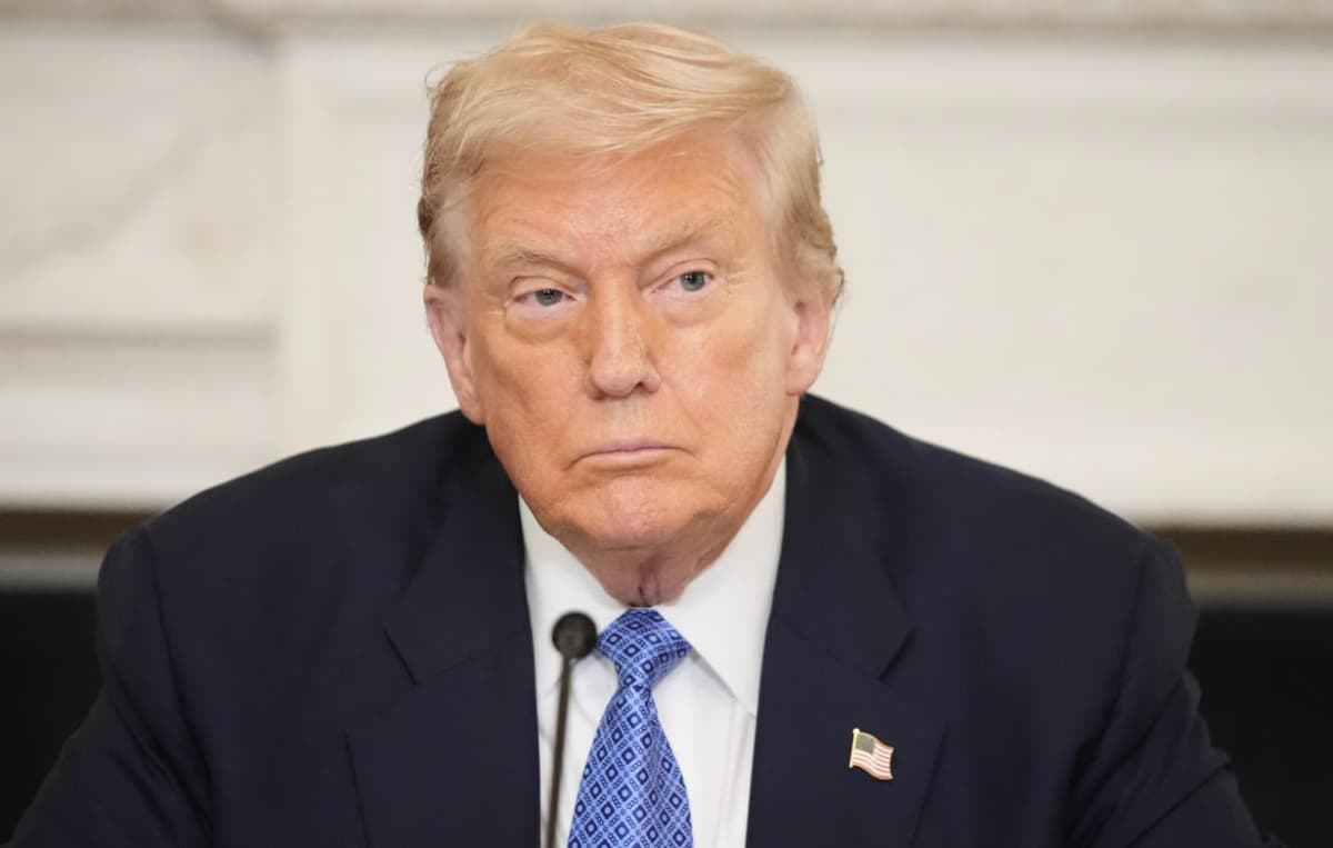 Трамп НАТОни “қоғоз йўлбарс” деб атади 