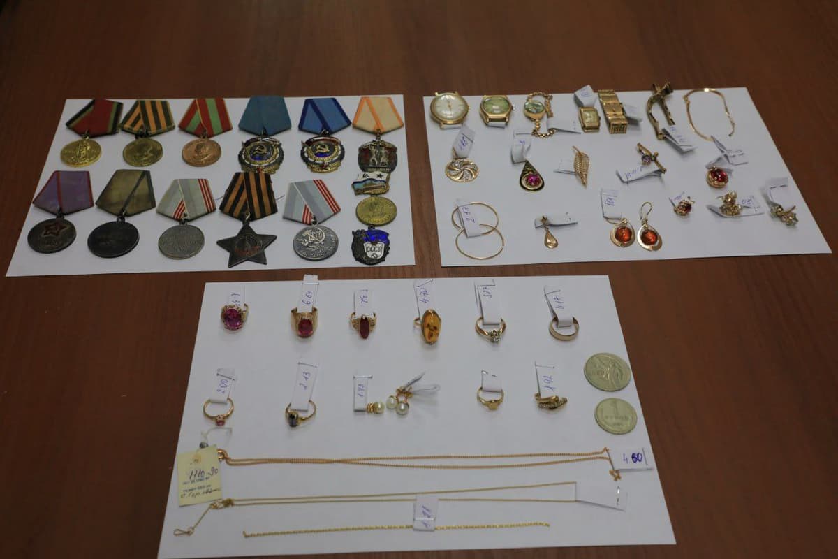 Customs officers seize undeclared jewelry and historic items at Bukhara Airport