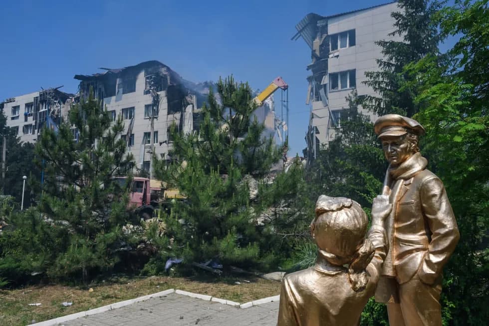 Luhansk oblastidagi kollej binosiga zarba oqibatida 21 kishi halok bo‘ldi