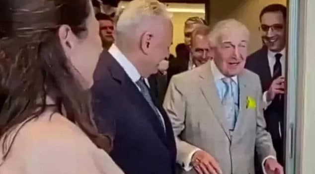 Турк миллиардери латифа айтгани учун жавобгарликка тортилиши мумкин