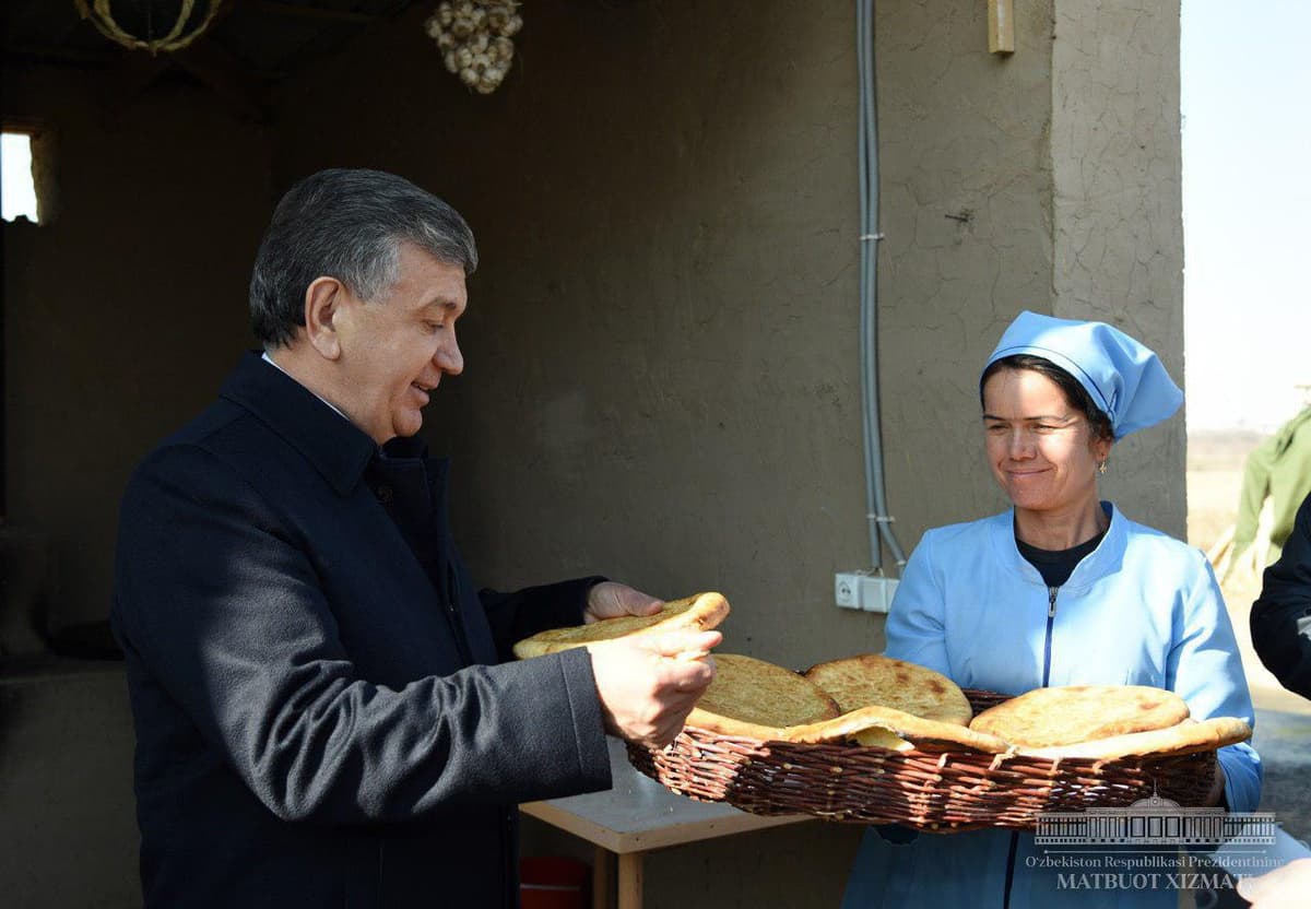 Kun fotosi: Mirziyoyev non pishirayotgan ayollar bilan muloqot qildi