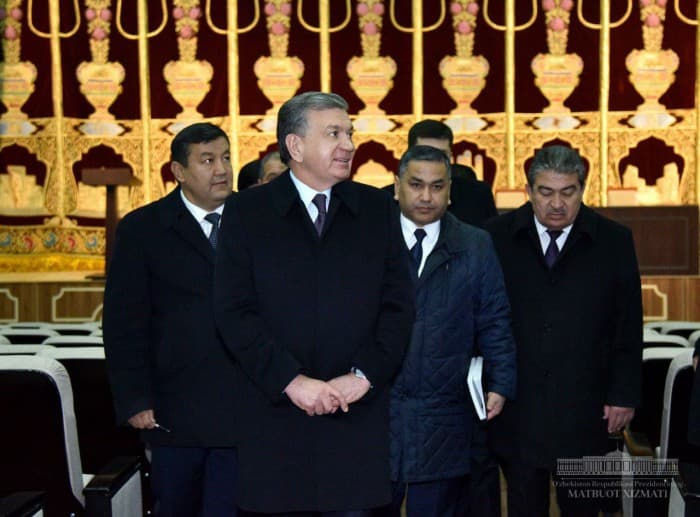Shavkat Mirziyoyev Buxoro shahridagi Yoshlar markaziga bordi