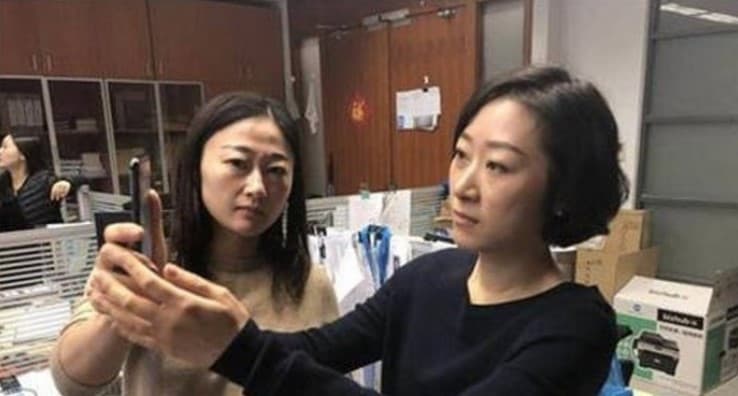 Xitoylik ayol o‘z iPhone X’ini hamkasbi yuzi bilan ocha oldi