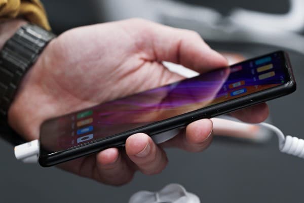 Xiaomi Apple ustidan kulib, iPhone X funksiyasini ko‘chirib oldi