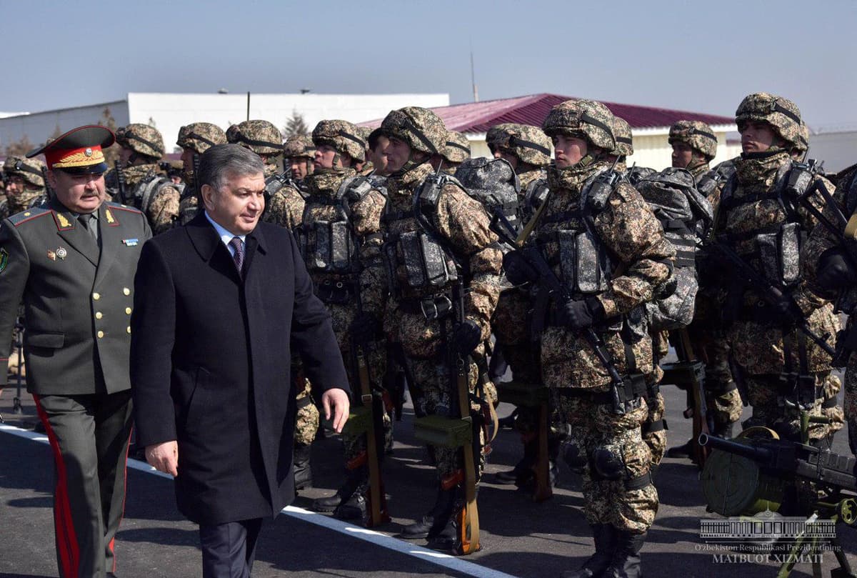 Shavkat Mirziyoyev Kogon tumanidagi harbiy qismga bordi