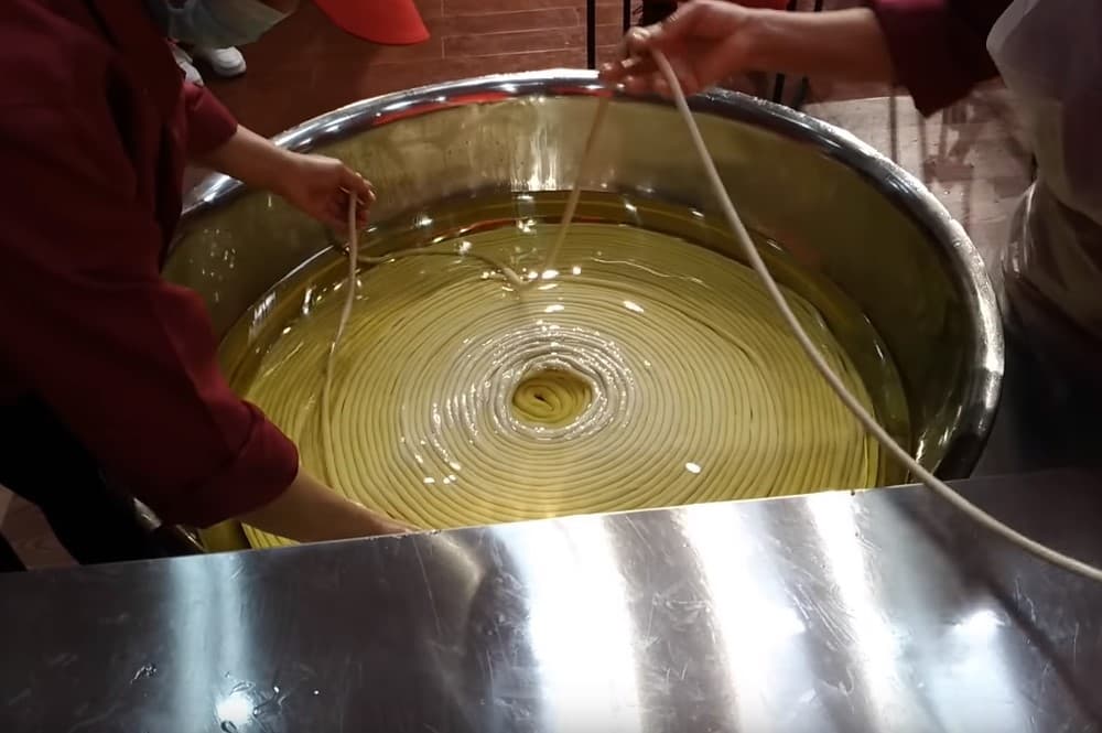 Dunyodagi eng uzun lag‘mon Ginnes rekordlar kitobiga kirdi (video)